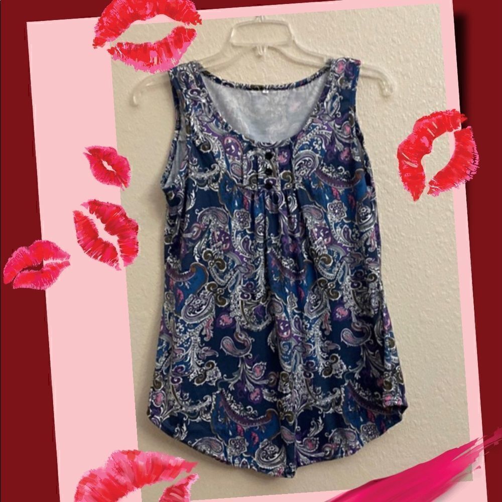 💙🦋A colorful paisley style tank. The colors go together beautifully!!